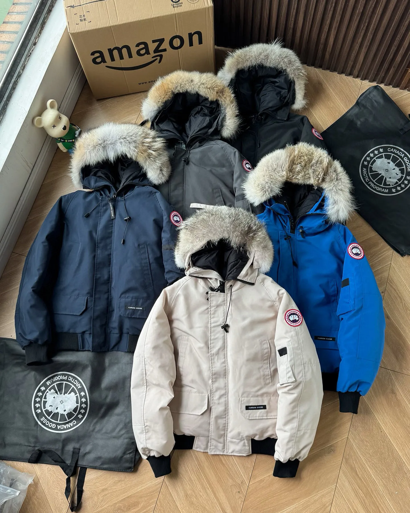 P720 🆕Top version! Comes with a tote bag! Chip version💰𝑪𝒂𝒏𝒂𝒅𝒂 𝑮𝒐𝒐𝒔𝒆/Canada Goose Chilliwack Goose 01 bomber jacket down! The top original replica version refers to the highest version in China currently (there is no one) ⚠️Note: There is no foundry in China! ! ! Saying it is original order, ZP goods, pure original goods, etc. is just a gimmick by some peers. Do not be deceived!  ⚠️Note: The latest version of this year’s authentic product has a strap (the latest version can be bought at the newly opened Galeries Lafayette Canada Goose counter in Beijing) ⚠️Note: (The authentic product does not have blue wash marks this year) Version comparison introduction 1⃣️Top replica: Made of 18-count polyester-cotton blended fabric imported from South Korea (authentic synchronized fabric), national standard 90 white duck down, western Canadian coyote hair 2⃣️Mid-range version: Made of domestically produced 21-count polyester-cotton fabric, 50% standard white duck down, Eastern Canada coyote hair, top original goose analysis Analysis 1 (wolf hair): All customers are guaranteed to receive a fur collar that is grayer than the original color. Each wolf hair is 55cm long and 14cm wide, all made from wild first-grade gray wolf skins in western Canada! Analysis 2 (Trademark): We use dyed embroidery thread to truly achieve 100% reproduction of the trademark, ensuring that the embroidery thread is exactly the same as ZP, with zero color difference and 100% reproduction of the map letters! (We can guarantee that no one in our industry is more attentive and professional than us!) Analysis 3 (fabric): As we all know, the Canada Goose ZP fabric in previous years was a 21-count polyester-cotton washed, calendered and brushed fabric that was relatively hard. Last year and this year, dozens of authentic products purchased were all made of 18-count pure cotton fabrics, and we finally decided to use 18-count polyester cotton! (ZP synchronized fabric) Analysis 4 (Accessories): Domestic exclusive version of Velcro, one to one Y-shaped double hook original Velcro, YKK zipper, exclusive original workmanship of washed threaded down jacket!  Authentic products are not 100% perfect and flawless. Authentic products also have velvet hair loss, and most of the authentic wolf fur is mainly eastern yellow wolf fur. (Because our wolf skins are all auctioned at the same auction house as authentic products) There is an auction list to prove it.  At the same time, I will teach you a trick: buy an authentic product from Tmall, buy a piece of clothing from a merchant you trust at the same time, and come back to compare the details. ⚠️ Remember you get what you pay for! Don't be greedy for small gains, or you will suffer big losses! Color: Black Navy Beige Graphite Gray Royal Blue Size: XS S M L 54 120 84 79 140-160 XL 56 124 86 81 160-180 XXL 58 128 88 83 180-200